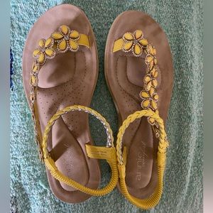 New Annie Comfort yellow daisy sandals women’s 6.5